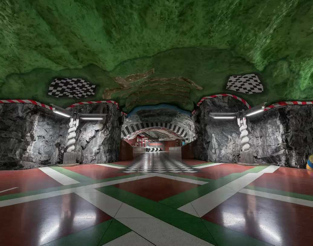 স্টকহোমের টি বানায় কুংস্ট্রাডগার্ডেন মেট্রো স্টেশনের গ্রিন লাইনে রয়েছে এরকমই নকশা।