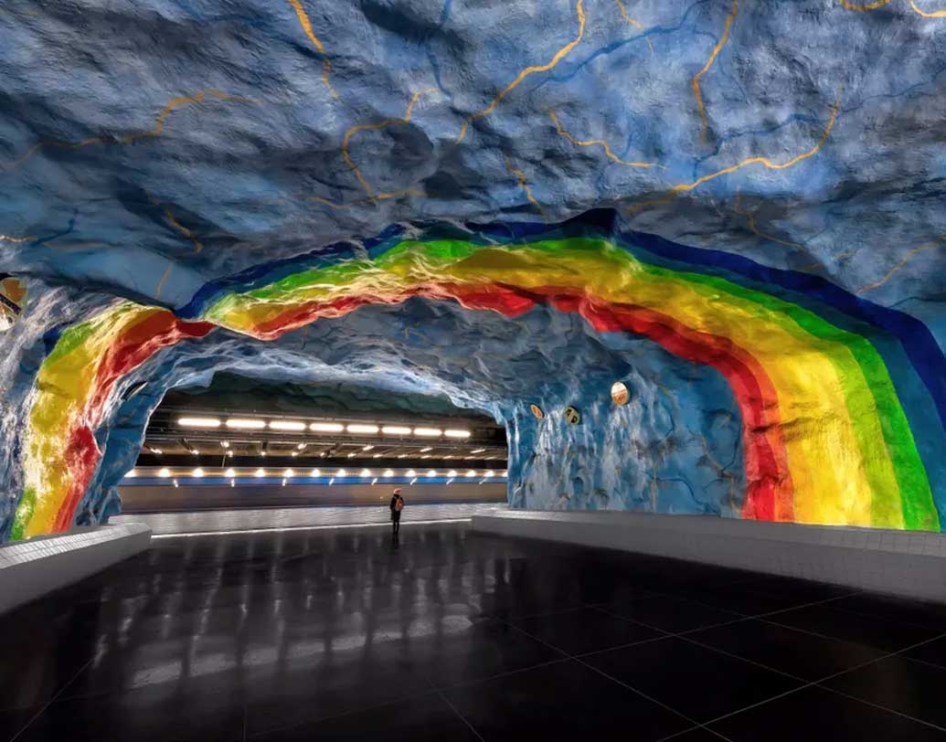 স্টাডিওন স্টেশনের প্ল্যাটফর্ম এরকমই রামধনুর আকারে সজ্জিত।