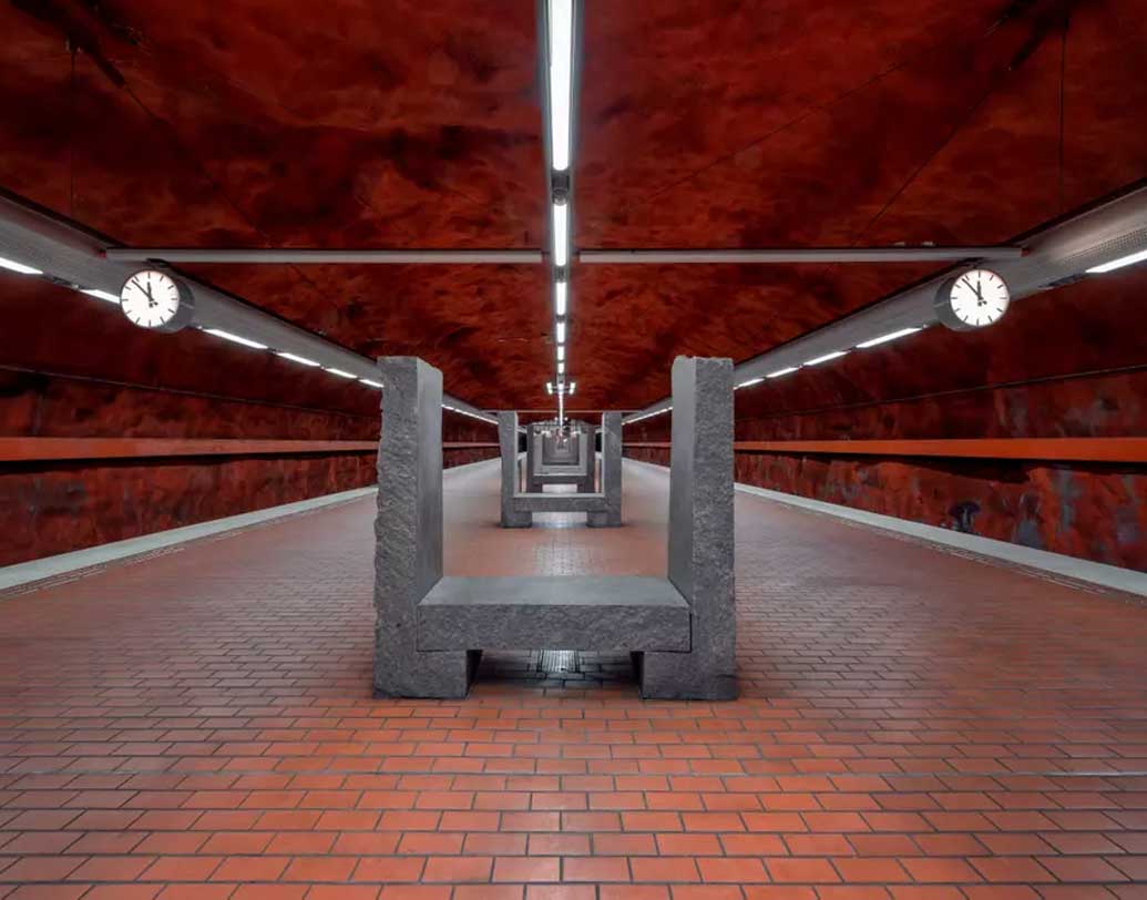 স্কার্পন্যাক স্টেশনে গ্রানাইটের আসনগুলি একেবারে নান্দনিক সৌন্দর্যের প্রকাশ।