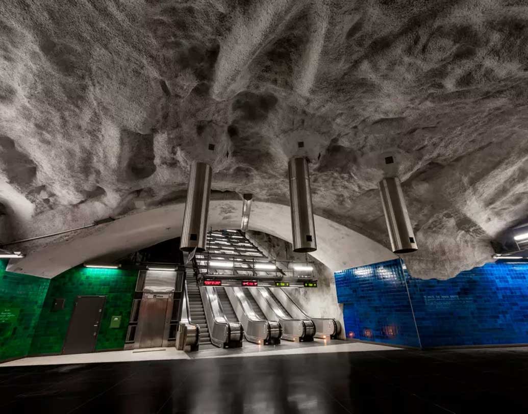 ইউনিভেরসিতেতেতর সিলিংয়ে পাইপের নকশার ইনস্টলেশন মুগ্ধ করে স্থপতিদের।