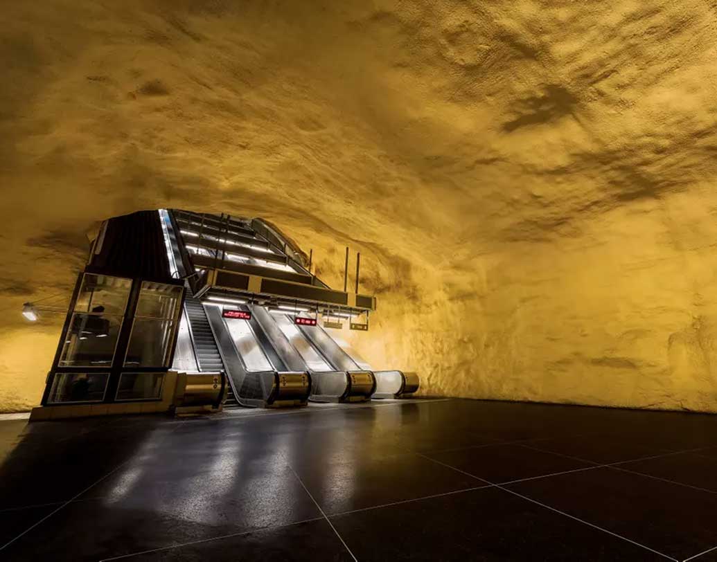 আকালা স্টেশনের সিলিংটি সোনালি হলুদ রঙের।