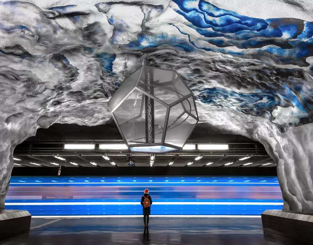 তেকনিস্কা হগস্কোলান স্টেশনের চেহারা যেন পাহাড়ের গুহা।