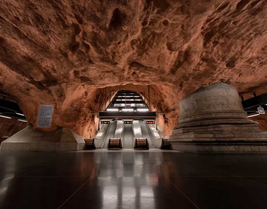 কোর্ট হাউসের নকশা একেবারে প্রাচীন গুহার মতো।