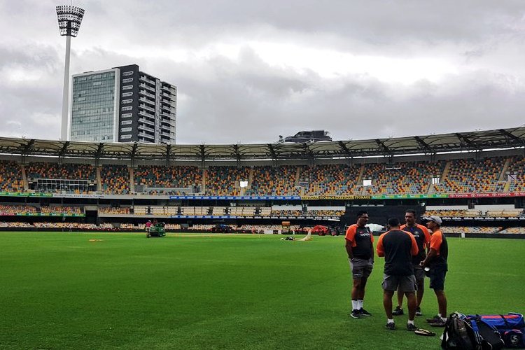 গাব্বার আকাশে মেঘের ঘনঘটা। অনুশীলন শুরু করার আগে সাপোর্ট স্টাফদের সঙ্গে আলোচনায় প্রধান কোচ রবি শাস্ত্রী। প্রচারমাধ্যমের সামনে শাস্ত্রী এদিন জানিয়ে দিয়েছেন যে ঘরের মাঠে অস্ট্রেলিয়া মোটেই দুর্বল দল নয়।