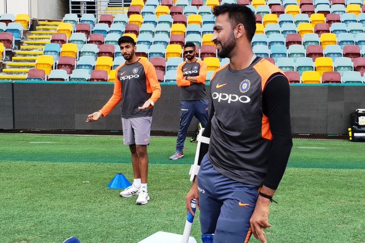 জশপ্রীত বুমরা হলেন দলের পয়লা নম্বর পেসার। টি-টোয়েন্টি সিরিজে তাই তাঁর উপর নির্ভরতা অনেকটাই। বাঁ-হাতি স্পিনার ক্রুনাল পান্ড্য সদ্য অভিষেক করেছেন। আর অভিষেকেই অলরাউন্ডার হিসেবে নজর কেড়েছেন।