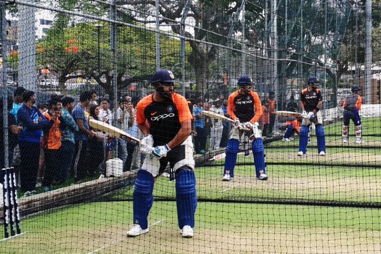 গাব্বার নেটে ভারতীয়রা। প্রথম নেটেই রয়েছেন রোহিত। ওয়েস্ট ইন্ডিজের বিরুদ্ধে টি-টোয়েন্টি সিরিজে ম্যাচ-জেতানো সেঞ্চুরি করেছিলেন তিনি। এ বার রোহিতের সামনে সুযোগ টেস্ট সিরিজে নিজের জায়গা পাকা করার।