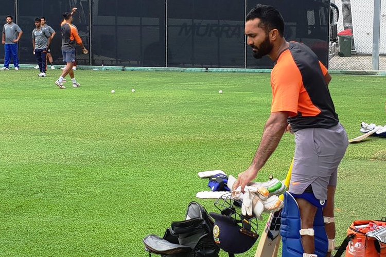 দীনেশ কার্তিক আবার ঋষভের উপস্থিতিতেও খেলছেন প্রথম পছন্দের উইকেটকিপার হিসেবে। ব্যাট হাতে ছয় নম্বরে ফিনিশার হিসেবে খেলানো হচ্ছে তাঁকে। আর এই ফরম্যাটে দীনেশ ভরসা জোগাচ্ছেন।