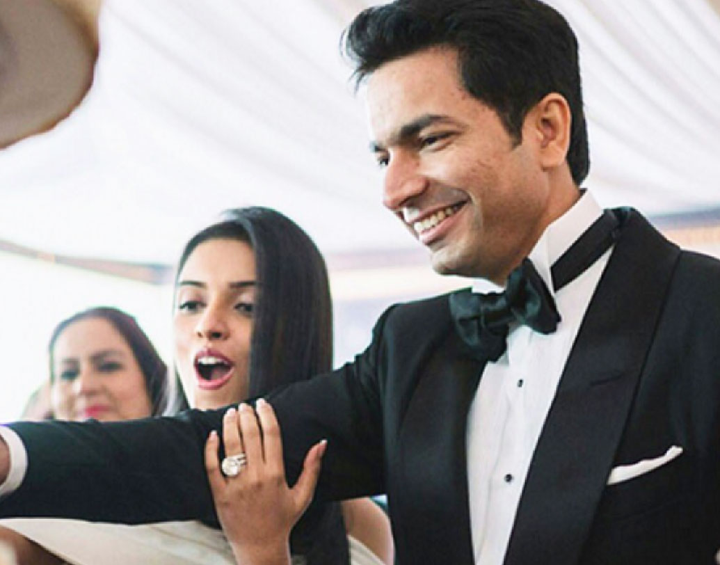 আংটির দামে সর্বপ্রথম চমক যিনি দিয়েছিলেন, তিনি ‘ঘজনি’ খ্যাত অভিনেত্রী আসিন। বেলজিয়ামের একটি গয়না প্রস্তুতকারী সংস্থার কাছ থেকে ২০ ক্যারেটের আংটিটি নিয়ে এসেছিলেন আসিনের স্বামী রাহুল শর্মা। আর এই আংটির মূল্য প্রায় ৬ কোটি টাকা।