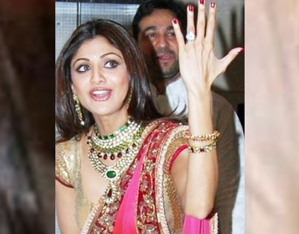 শিল্পা শেট্টির বিয়ের আংটির দাম শুনেও চমকে গিয়েছিলেন অনেকেই। শিল্পার স্বামী অর্থাৎ বিজনেস টাইকুন রাজ কুন্দ্রা একটি ২০ ক্যারেটের আংটি উপহার দিয়েছিলেন শিল্পাকে। এই আংটির দাম প্রায় তিন কোটি টাকা।