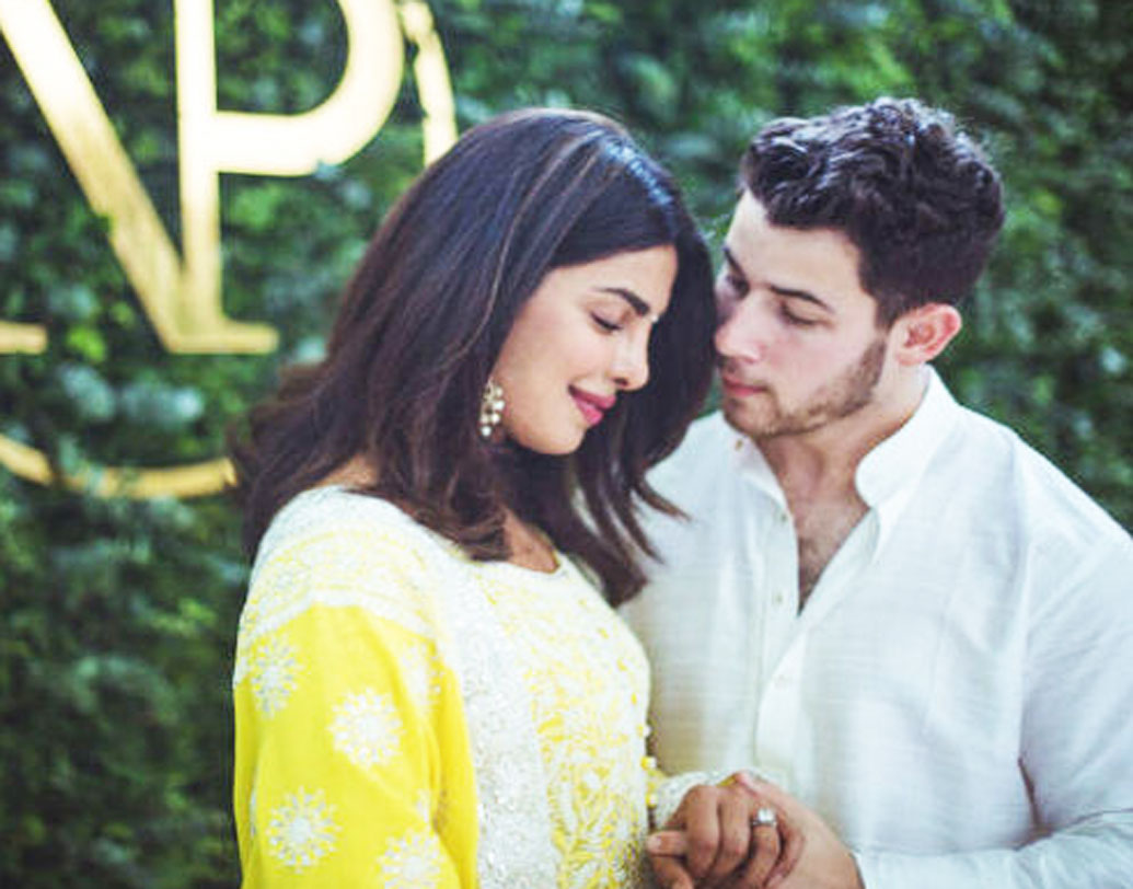 সামনের মাসে তাঁদের বিয়ে। তবে সাত তাড়াতাড়ি প্রিয়ঙ্কা চোপড়ার হাতে আংটিটি পরিয়ে দিয়েছেন নিক জোনাস। হিরে আর প্লাটিনামের কাজ করা সেই আংটির দাম প্রায় ২ কোটি ১ লক্ষ টাকা।