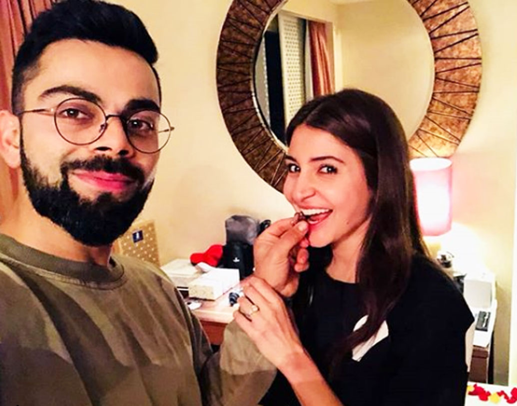 গত বছরেই অনুষ্কা শর্মাকে বিয়ে করেছিলেন বিরাট কোহালি। শোনা যায়, তিন মাস লাগাতার তন্ন তন্ন করে খুঁজে অনুষ্কার জন্য একটি আংটি নিয়ে এসেছিলেন বিরাট। আর সেই আংটির দাম প্রায় ১ কোটি টাকা।