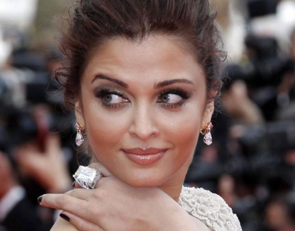 বহু খুঁজে ঐশ্বর্যা রাইয়ের জন্য ৫৩ ক্যারেটের একটি আংটি খুঁজে এনেছিলেন অভিষেক বচ্চন। আর সেই আংটির দাম প্রায় ৫০ লক্ষ টাকা।