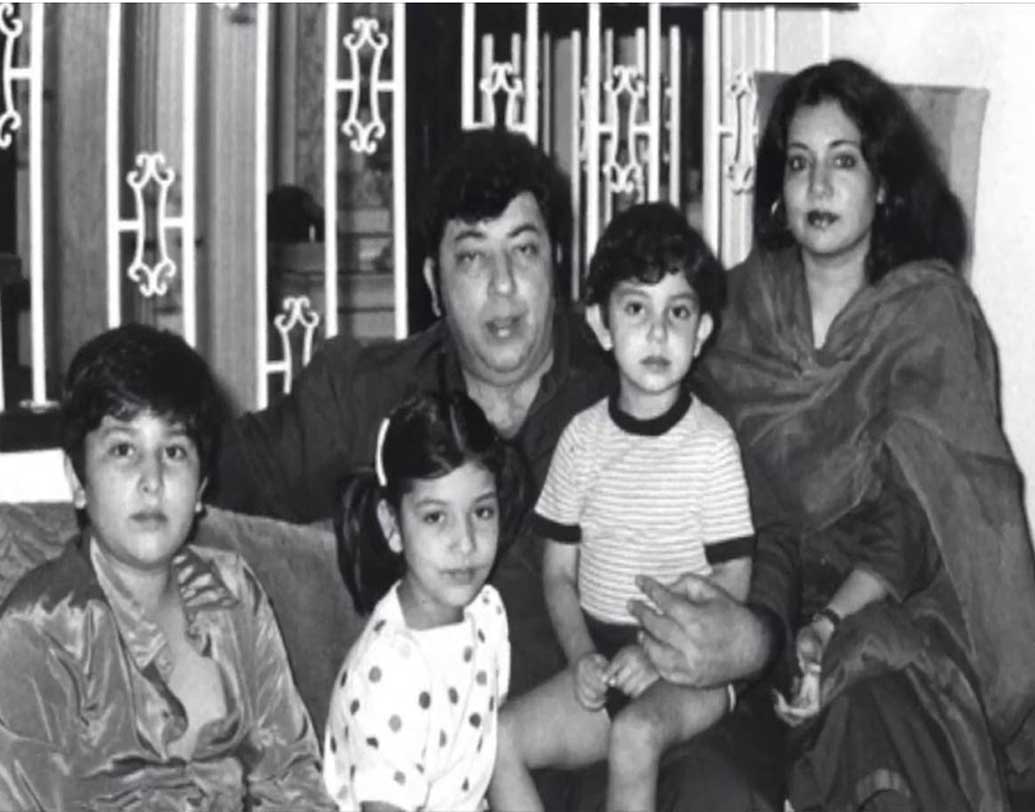 আমজাদ খান। ‘গব্বর সিং’ সিনেমার ইতিহাসে অমর। তাঁর স্ত্রী শাইলা খান। ছোট্টবেলার প্রেমিকাকেই বিয়ে করেছিলেন আমজাদ। বিয়ের প্রস্তাব দিয়েছিলেন স্কুল জীবনেই।  স্ত্রীকে পারসি ভাষাও পড়াতেন আমজাদ।