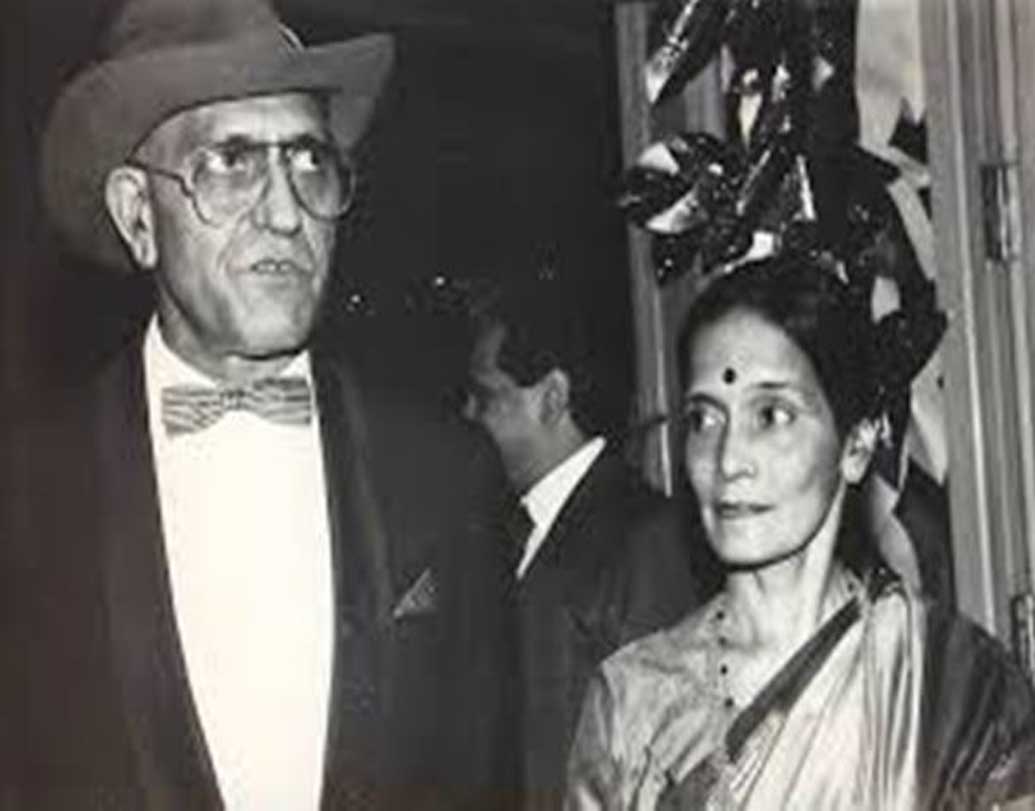 অমরীশ পুরী: বলিউডের ‘মোগাম্বো’-র জীবন সঙ্গী উর্মিলা দিবাকর। একটা সময় একই অফিসে চাকরি করতেন দু’জন। সেখানেই আলাপ হয় তাঁদের।