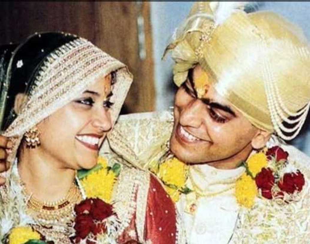 আশুতোষ রাণা: অভিনেত্রী রেণুকা সাহানে আশুতোষের স্ত্রী। ব্যক্তিগত জীবনে অত্যন্ত সাদামাটা এই বলিউডি অভিনেত্রী। দুই সন্তানও রয়েছে তাঁদের।