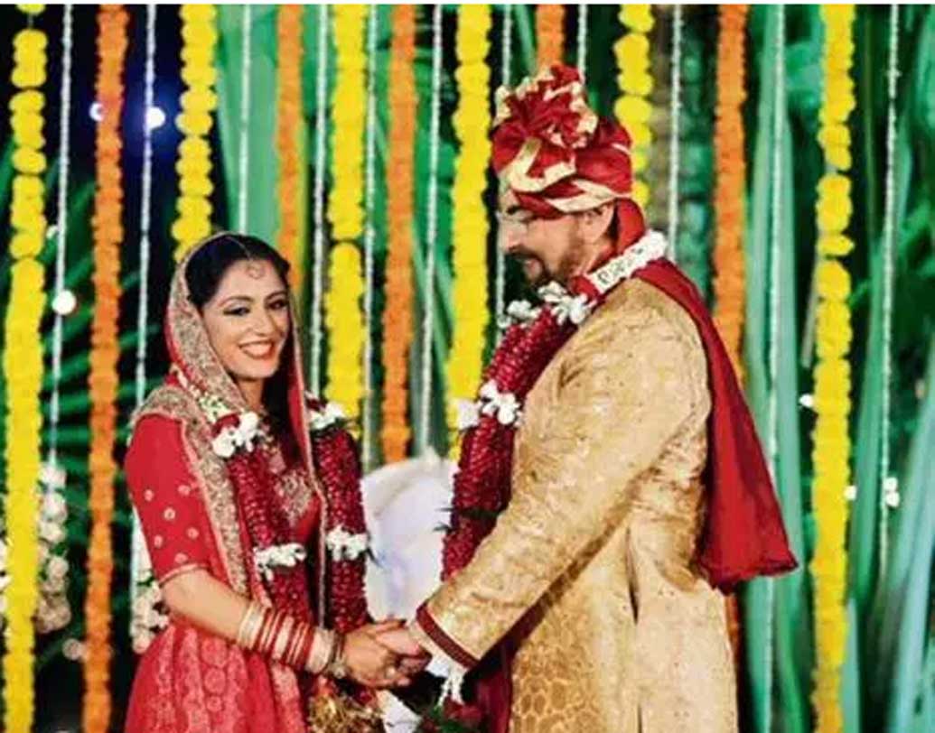 কবীর বেদী: চতুর্থ বিয়েটি সারলেন ৭০ পেরিয়ে। দীর্ঘ দিনের বন্ধু পরভিন দোসাঞ্জকে বিয়ে করেছেন তিনি।