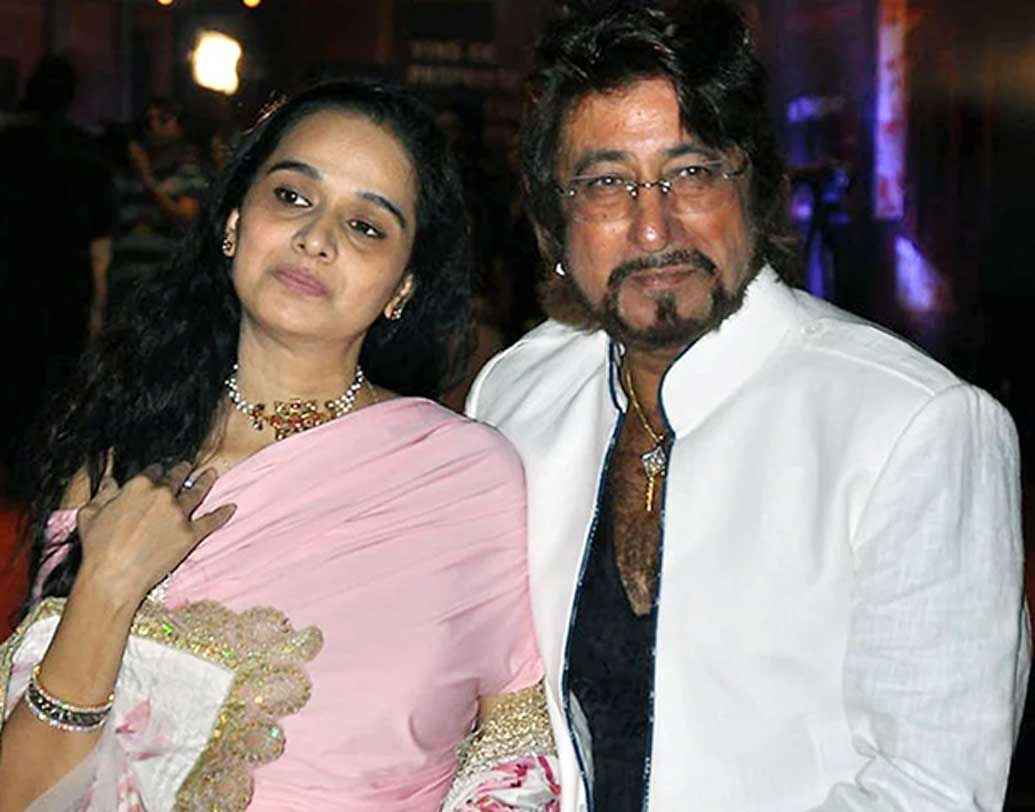 শক্তি কপূর: শিবাঙ্গী কোলাপুরের সঙ্গে পালিয়ে গিয়ে বিয়ে করেছিলেন তিনি। ১৮ বছর বয়স মাত্র তখন শিবাঙ্গির। বাড়ি থেকে বহু বছর মেনে নেওয়া হয়নি এই বিয়ে।