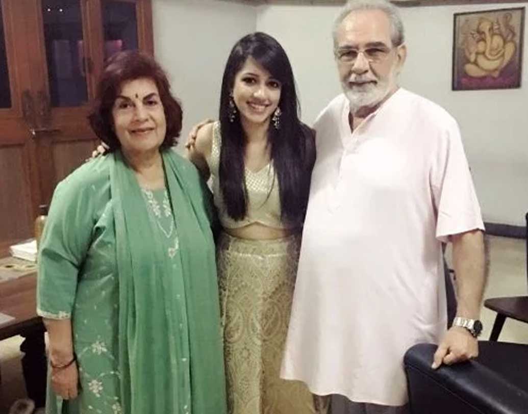 কুলভূষণ খারবান্দা: স্ত্রী মাহেশ্বরী দেবী খারবান্দার সঙ্গে দীর্ঘদিনের বিবাহিত জীবন এই অভিনেতার।