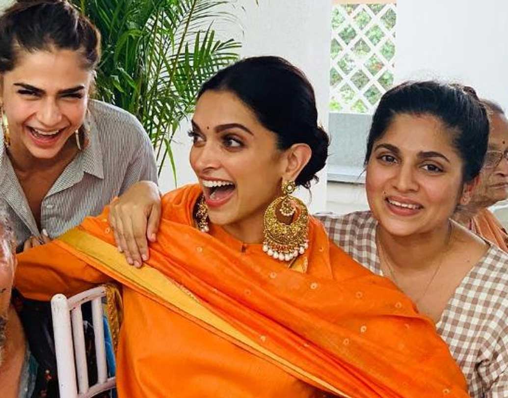 বিয়ের আগের অনুষ্ঠানে সব্যসাচী মুখোপাধ্যায়ের ডিজাইনার সালোয়ারে সেজেছিলেন দীপিকা। কানে ছিল ভারী দুল।