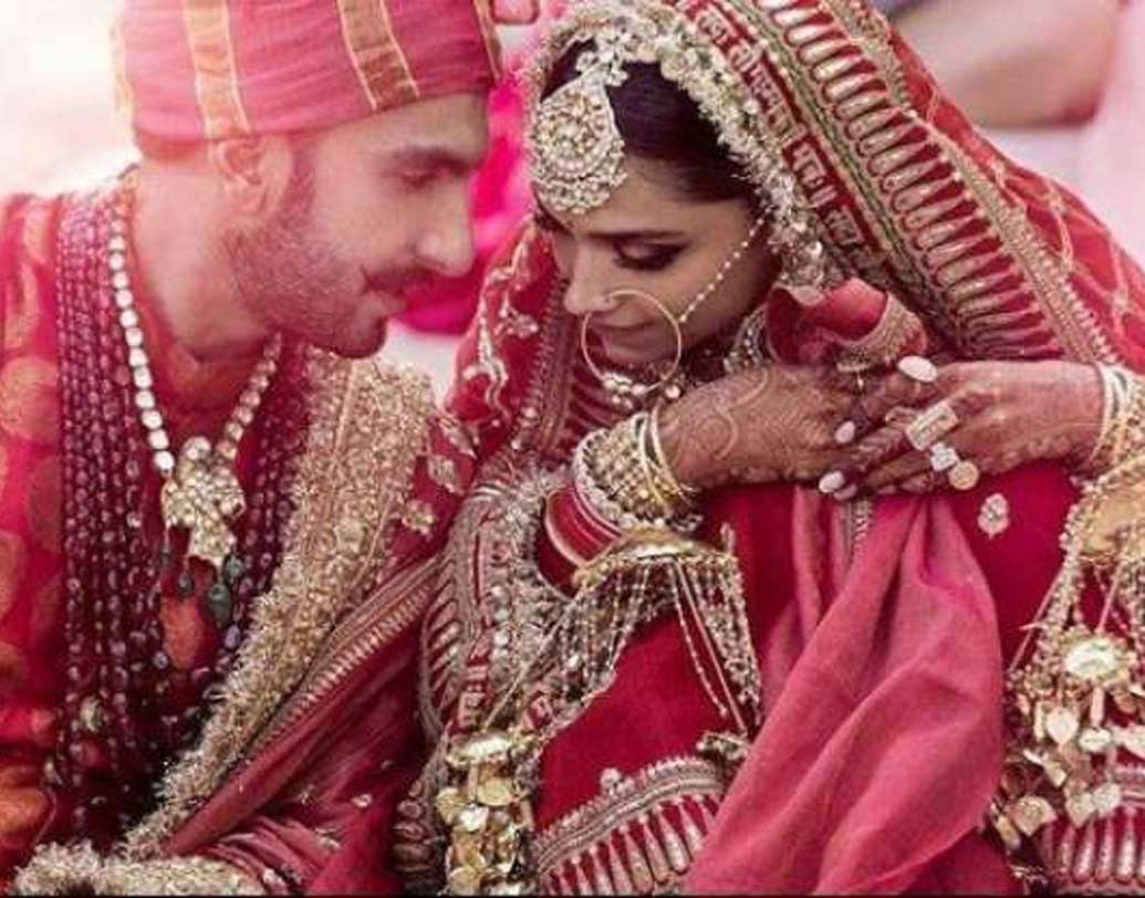 দীপিকা পাড়ুকোন বিয়েতেও পরেছিলেন সব্যসাচীর ডিজাইন করা পোশাক। ছিল ভারী গয়না আর ২০ লক্ষ টাকার একটি মঙ্গলসূত্র। সব মিলিয়ে এক কোটির গয়না পরেছিলেন তিনি।