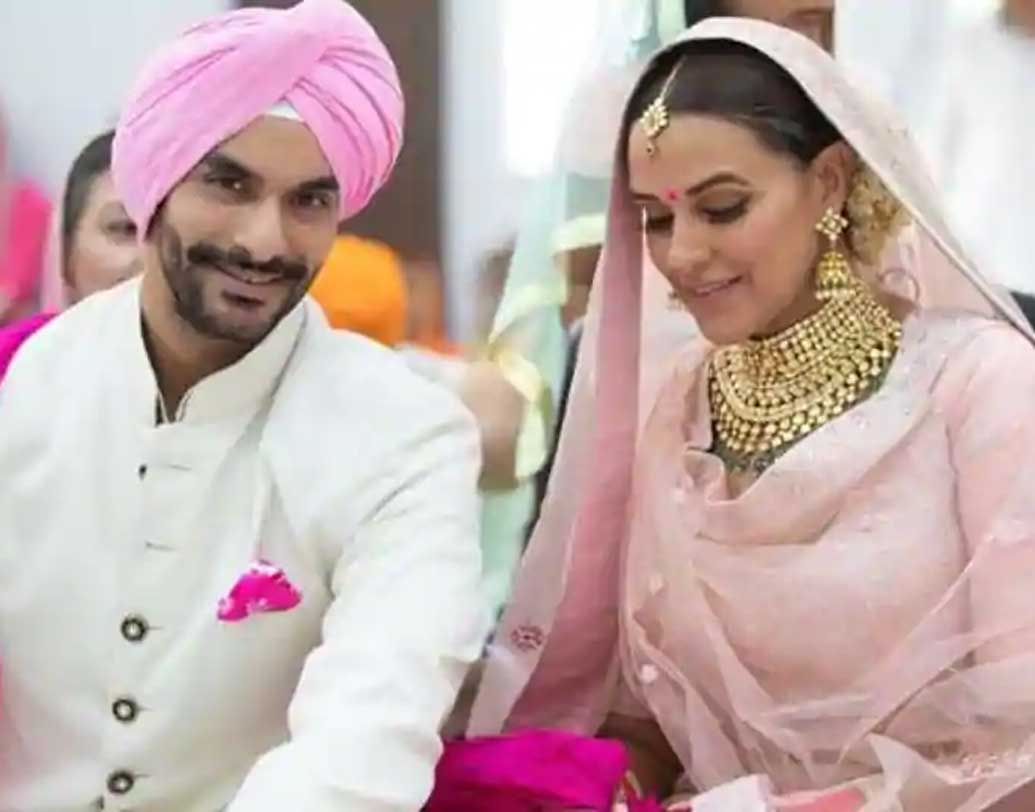 নেহা ধূপিয়া বিয়ের দিন পরেছিলেন ক্রিম মেশানো গোলাপি রঙের একটি লেহেঙ্গা। ডিজাইনার ছিলেন অনামিকা খন্না।