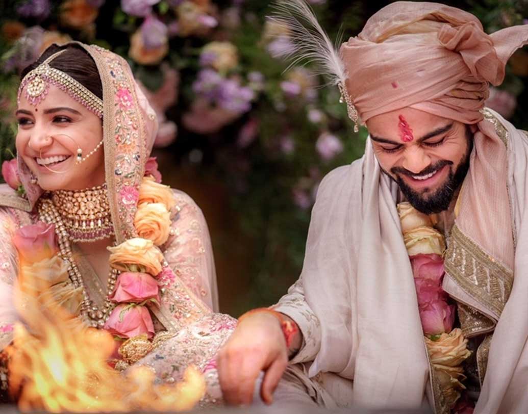 সব্যসাচী মুখোপাধ্যায়ের ডিজাইন করা হালকা গোলাপি লেহেঙ্গায় মাত করেছিলেন অনুষ্কা বিয়ের দিন। এই অনুষ্ঠান হয়েছিল ইতালিতে।