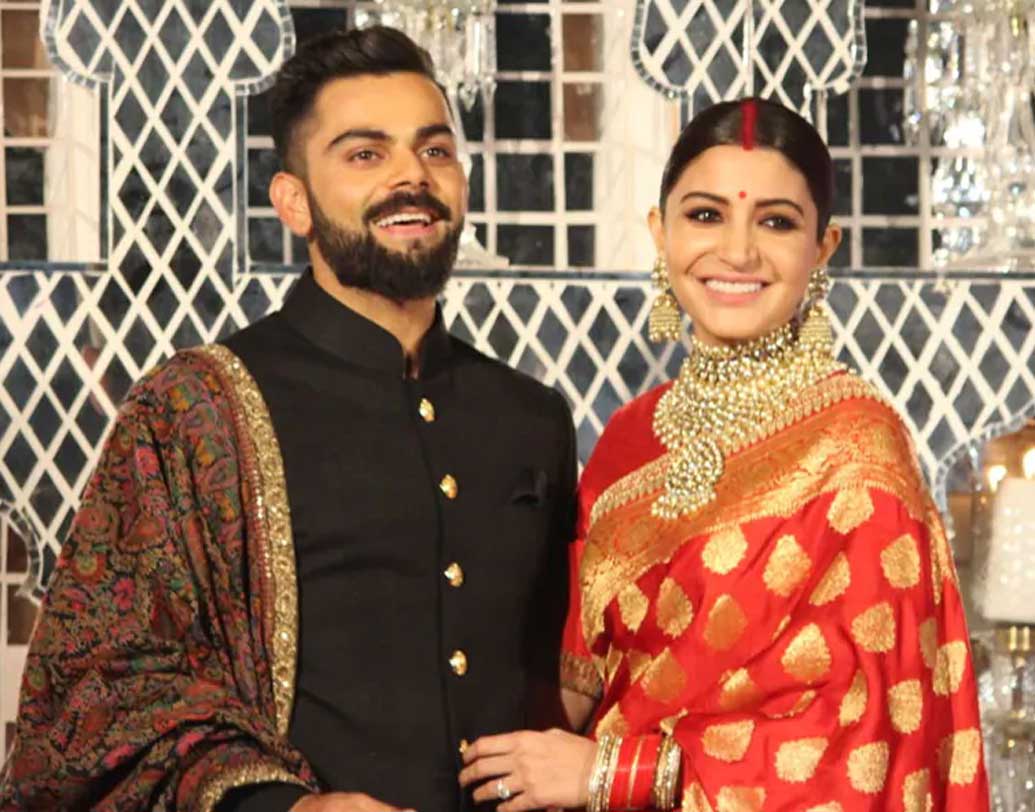 সব্যসাচী মুখোপাধ্যায়ের ডিজাইন করা লাল বেনারসিতে রিসেপশনে বাঙালি বধু মনে হচ্ছিল অনুষ্কাকে।