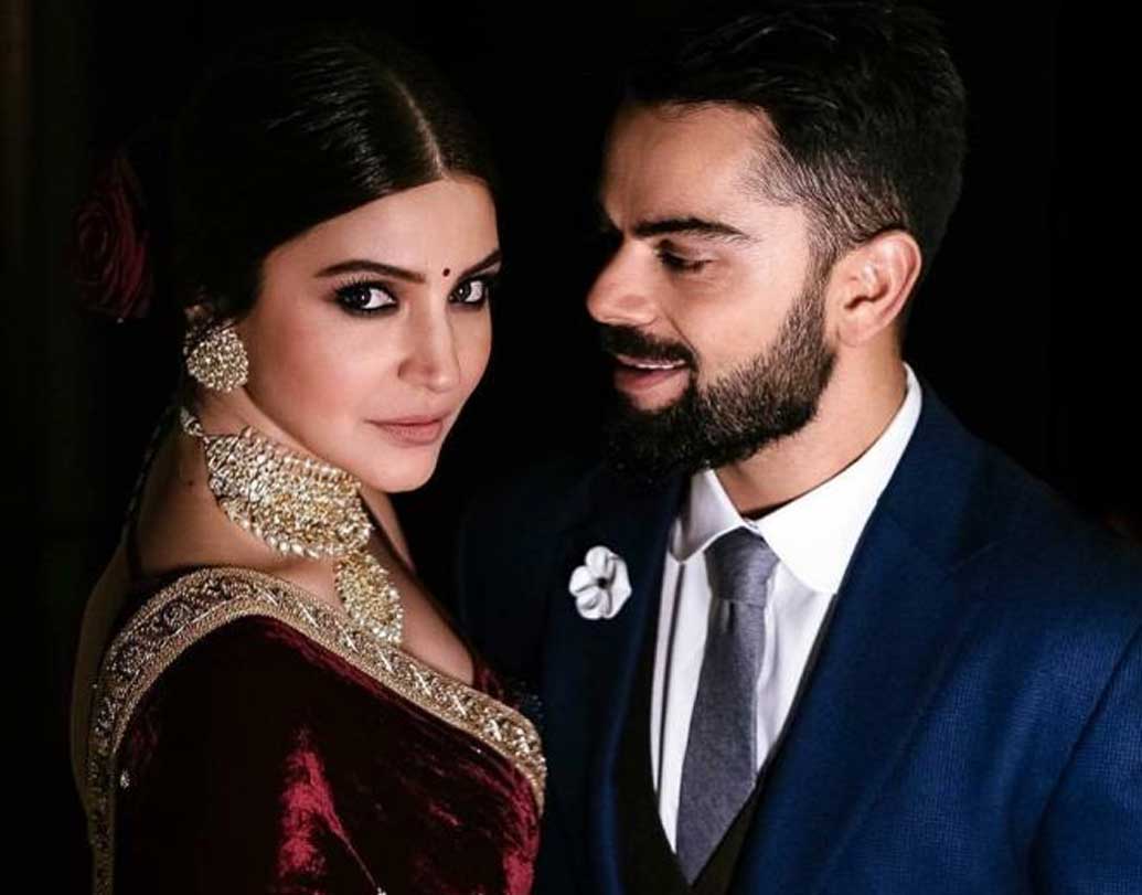 এনগেজমেন্ট পার্টিতে সব্যসাচী মুখোপাধ্যায়ের ডিজাইন করা মেরুন ভেলভেট শাড়ি পরেছিলেন অনুষ্কা। জারদৌসিতে মুক্ত বসানো ছিল।