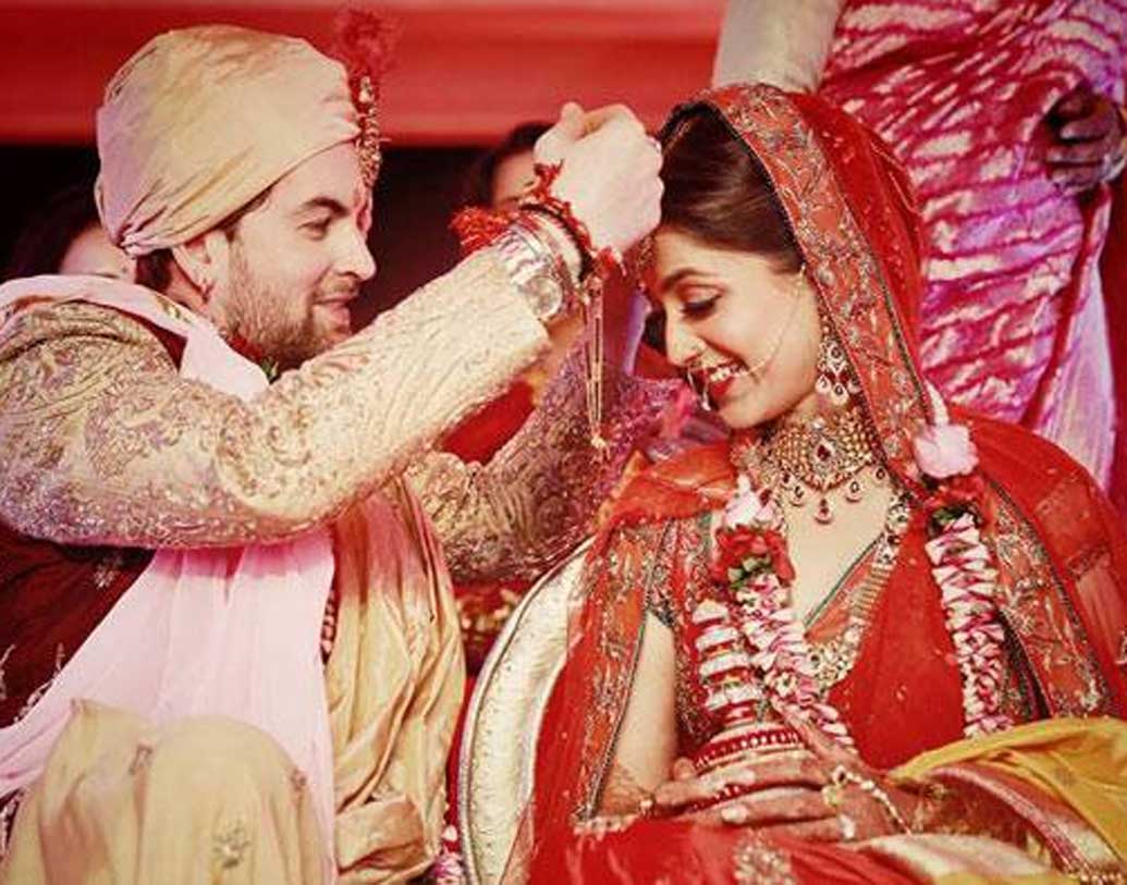 অভিনেতা নীল নীতিন মুকেশের সঙ্গে বিয়ে হয়েছে রুক্মিণী সহায়ের। ডিজাইনার শরৎ কৃষ্ণনের লাল শাড়িতে অপরূপা লাগছিল তাঁকে, এমনটাই বলেছেন অনেকে।