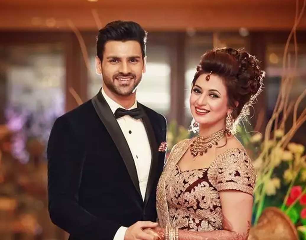 মুম্বইয়ের কালকি থেকে রিসেপশনের পোশাক নির্বাচন করেছিলেন দিব্যাঙ্কা।