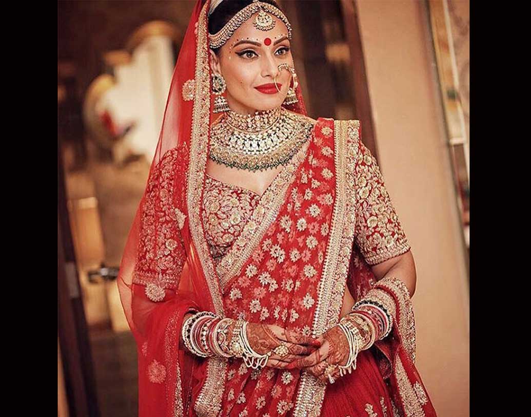 লাল লেহঙ্গায় একেবারে বাঙালি বধূর বেশে সেজেছিলেন বিপাশা। সব্যসাচী মুখোপাধ্যায় যে ডিজাইনার ছিলেন, বলাই বাহুল্য।
