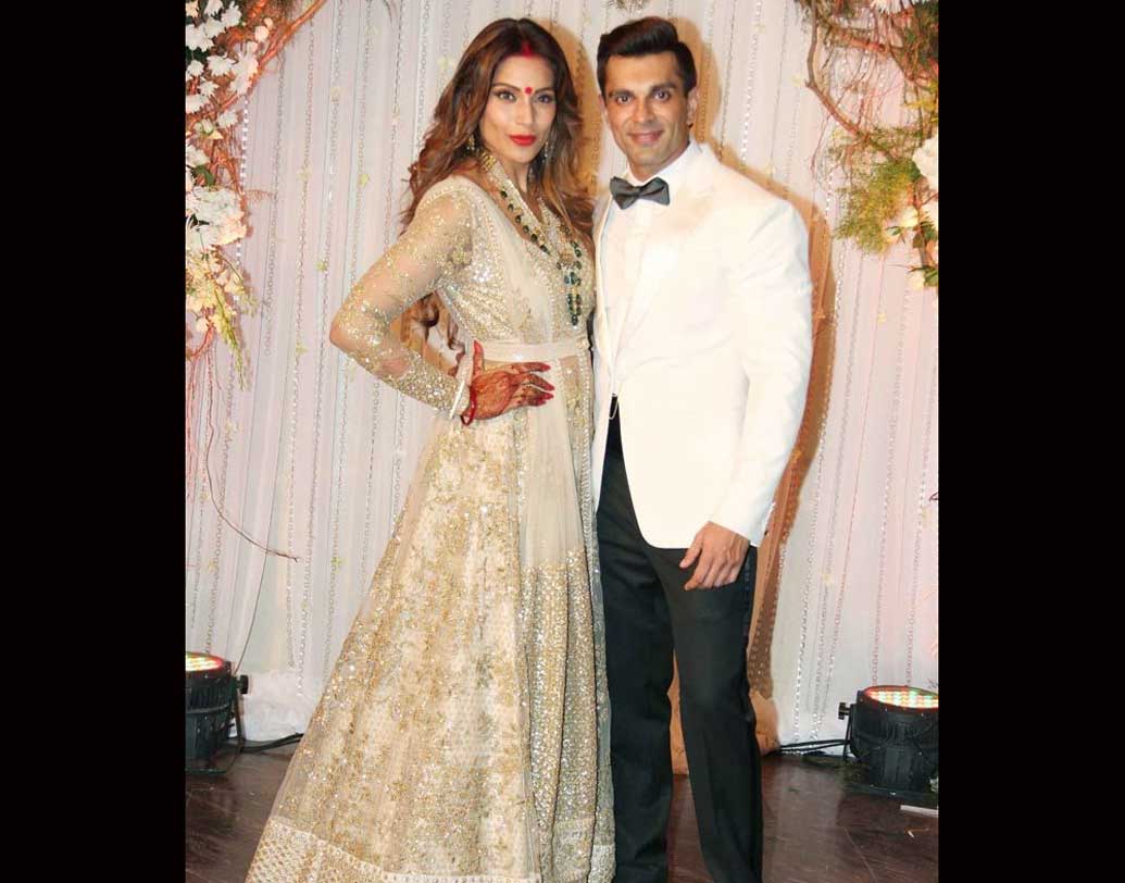 সাদা সোনালী আনারকলিতে রিসেপশনে সেজেছিলেন বিপাশা। ডিজাইনার ছিলেন সব্যসাচী মুখোপাধ্যায়।