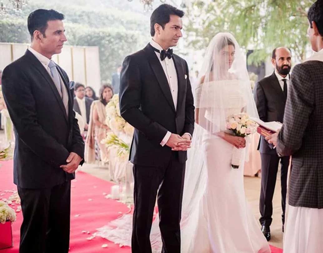 আসিন বিয়ে করেন গির্জায়। অফ শোল্ডার গাউনে লাগছিল চমৎকার।