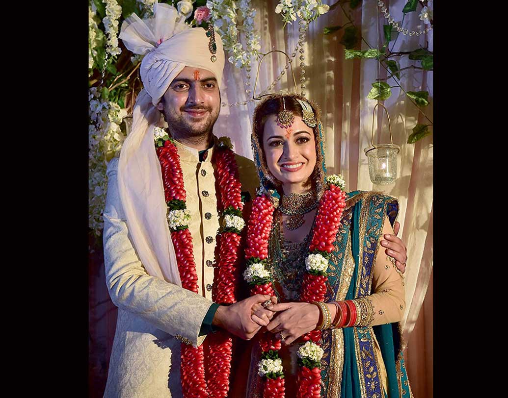 দিয়া মির্জা সেজেছিলেন রীতু কুমারের সবুজ সারারায়।