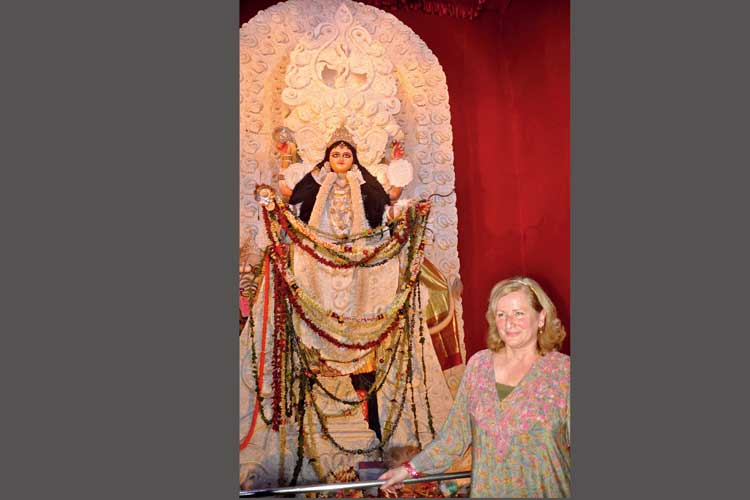 পরিদর্শন: বাগবাজার চৌমাথা সর্বজনীনের মণ্ডপে ভার্জিনি কর্টেভাল। ছবি: তাপস ঘোষ