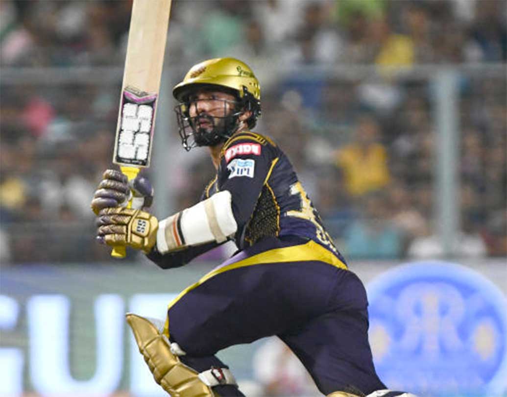 গৌতম গম্ভীরের পর নাইটদের নেতৃত্বের হাল ধরেছিলেন দীনেশ কার্তিক। অধিনায়কত্বের সঙ্গে সঙ্গে ব্যাটেও দলের অন্যতম ভরসা হয়ে উঠেছিলেন তিনি। ১৬ ম্যাচে করেছিলেন ৪৯৮ রান। এ বারও তাঁকে ছাড়া দল গড়ার কথা তাই ভাবতেই পারেননি টিমের মালিকেরা।