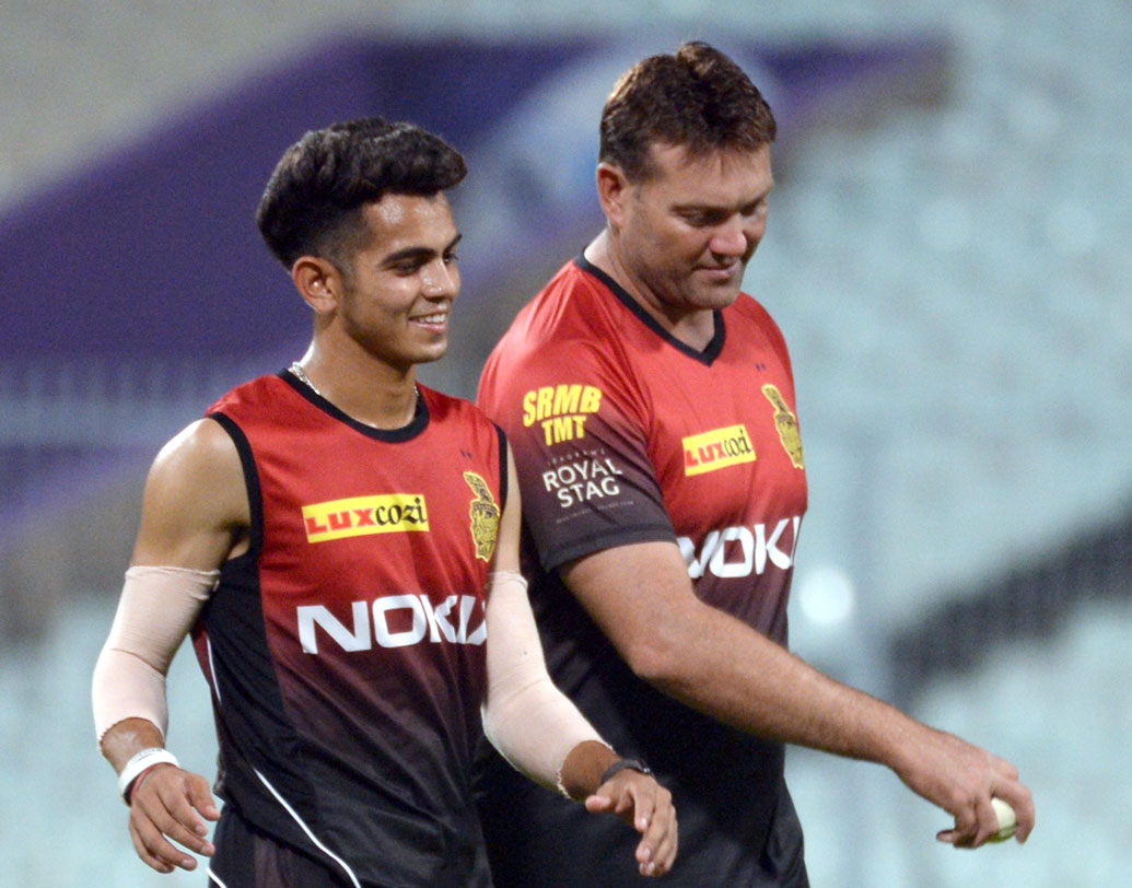 আইসিসি যুব বিশ্বকাপে পারফরম্যান্সের জেরে নজরে এসেছিলেন কমলেশ নাগরকোটি। তবে এমনই দুর্ভাগ্য, আইপিএলে নাইটদের দলে এলেও পায়ের চোটের জন্য তাঁর আর ২০১৮-র আইপিএলে খেলা হয়ে ওঠেনি। এ বার অবশ্য তাঁকে দলে রেখেছেন নাইট কর্তৃপক্ষ।