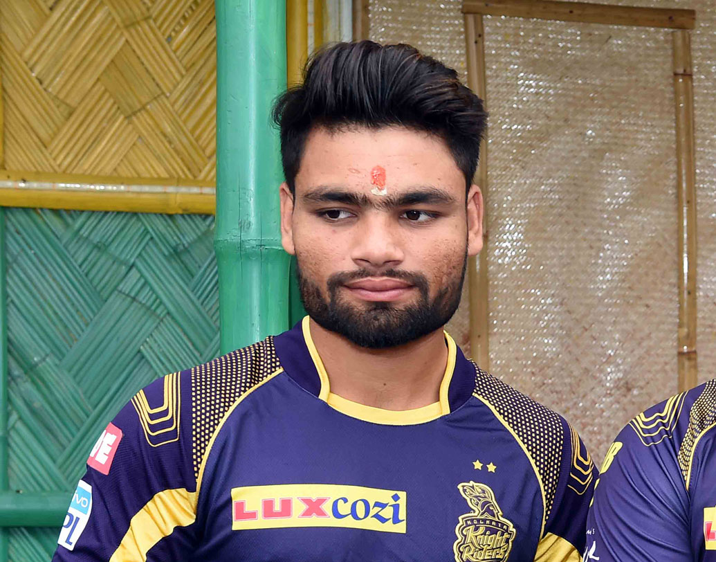 টি-টোয়েন্টির অন্যতম সেরা রান-শিকারী সুরেশ রায়নার অন্ধ ভক্ত রিঙ্কু সিংহ। ২০১৮-তে মাত্র ৪টে ম্যাচে দেখা গিয়েছিল এই ডান-হাতি ব্যাটসম্যানকে। তবে মাত্র ২৯ রান করলেও তাঁর উপর ভরসা রাখতে চান নাইট কর্তৃপক্ষ। ফলে আগামী বছরের আইপিএলে বাইশ গজে ফের দেখা যেতে পারে এই ক্রিকেটারকে।