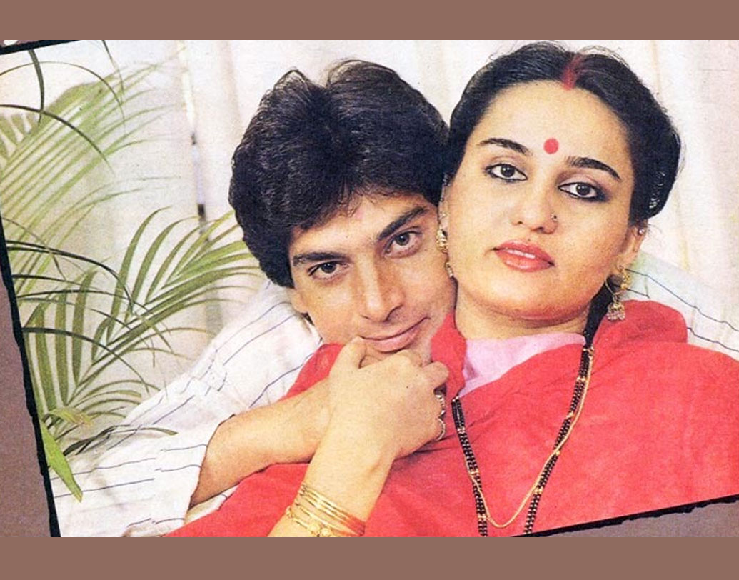 ১৯৮৩-তে নিজের কেরিয়ারের তুঙ্গে থাকার সময় বলিউড ছেড়ে পাকিস্তানি ক্রিকেটার মহসিন খানকে বিয়ে করেন রীনা রায়। তবে সে সম্পর্ক বেশি দিন টেকেনি। ডিভোর্সের পর দেশে ফিরে আসেন রীনা। আর মহসিনও ফের বিয়ে করেন।