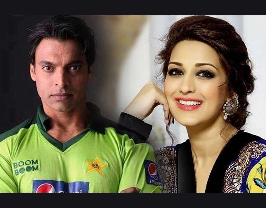 ‘রাওয়ালপিন্ডি এক্সপ্রেস’ শোয়েব আখতারকে ক্লিন ব্লোড করেছিলেন সোনালি বেন্দ্রে। দু’জনের দেখা হয়েছিল ২০০৪-এ ইন্দো-পাক সিরিজের সময়। সে সময় থেকে নাকি প্রেমের শুরু। তবে গসিপ ম্যাগাজিনের বাইরে সে সম্পর্ক আর টেকেনি।