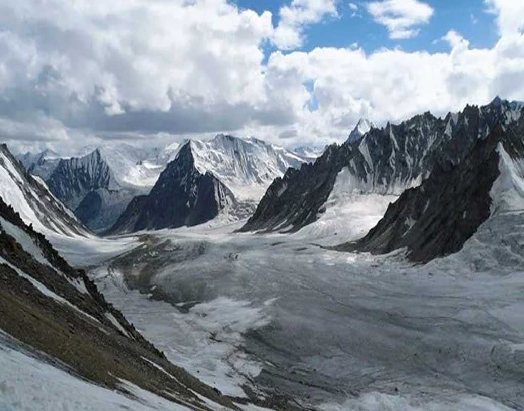 অসংখ্য বাধা আসছে এই সড়ক নির্মাণে, জানান এক ইঞ্জিনিয়ার। কারণ হিমাঙ্কের চেয়ে ৫০ ডিগ্রি কম তাপমাত্রা থাকে এখানে শীতকালে। তবে মারাত্মক গরমে তাপমাত্রা প্রায় ১২ ডিগ্রির কাছাকাছি থাকে। কাজ চলেছে মূলত সেই সময়েই।