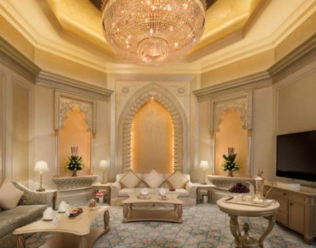 দুবাইয়ের এই হোটেল-প্রাসাদের আইকনিক সোনার সিলিংই মূল আকর্ষণ। কেরলের ইঞ্জিনিয়ার মনোজ কুরিয়াকোসে এই হোটেল-প্রাসাদের স্থপতির দায়িত্বে রয়েছেন।