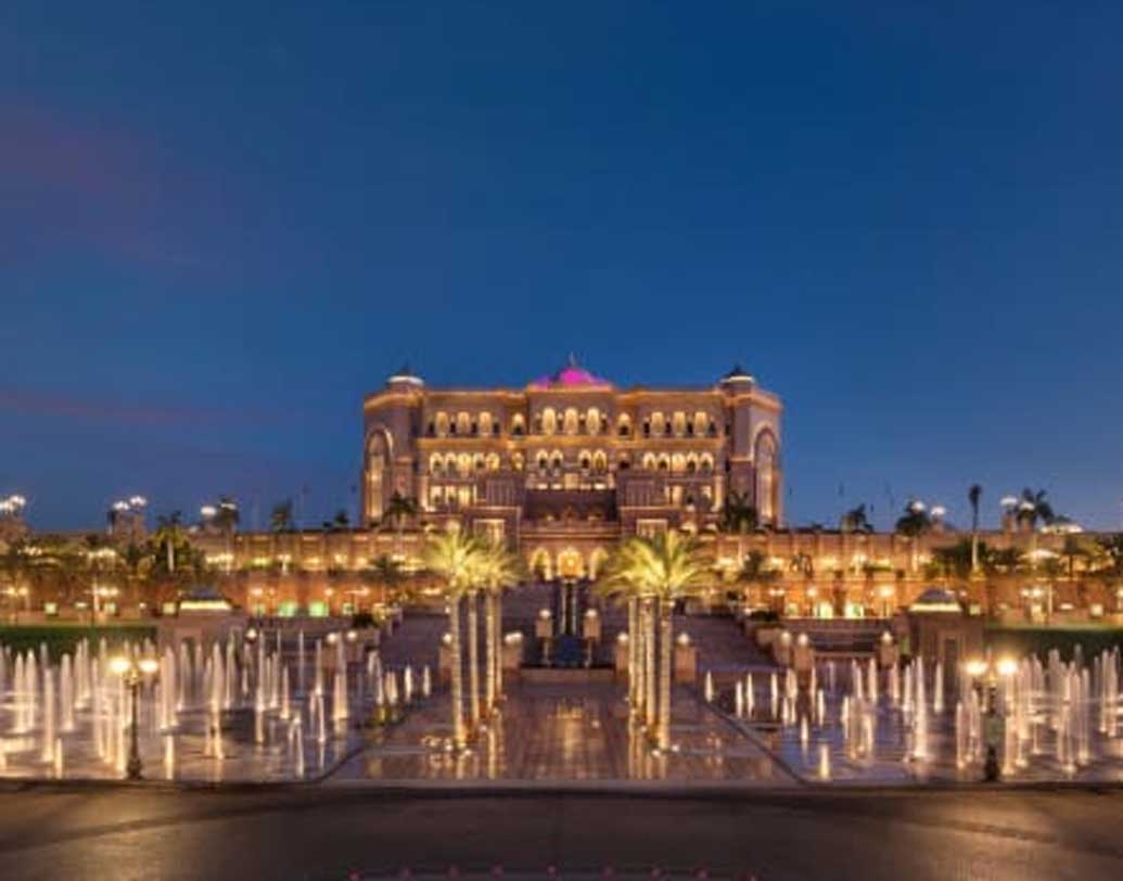 প্রায় ২২০০ বর্গমিটার জায়গা জুড়ে হোটেলের সিলিং সোনা ও সোনার জলে রুপোর পাত দিয়ে মুড়ে ফেলা হচ্ছে।