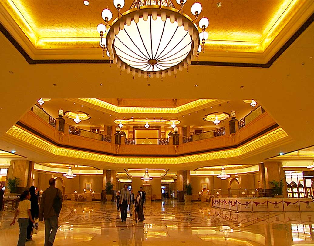 সোনার পাতা, যেগুলি সিলিংয়ে আটকানো হয়েছে, সেগুলির স্থায়িত্ব চার থেকে পাঁচ বছর মাত্র। তাই এগুলিকে বারবার বদলাতে হয়।