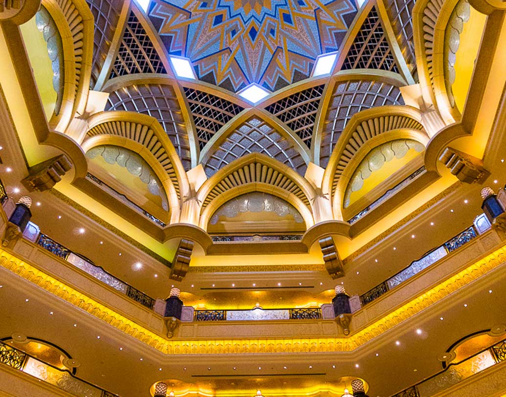 এক বর্গ মিটার সিলিংয়ে থাকে ৫০টি সোনার পাতা। একেকটি স্বর্ণপত্রের মূল্য প্রায় ৭২০০ টাকা।