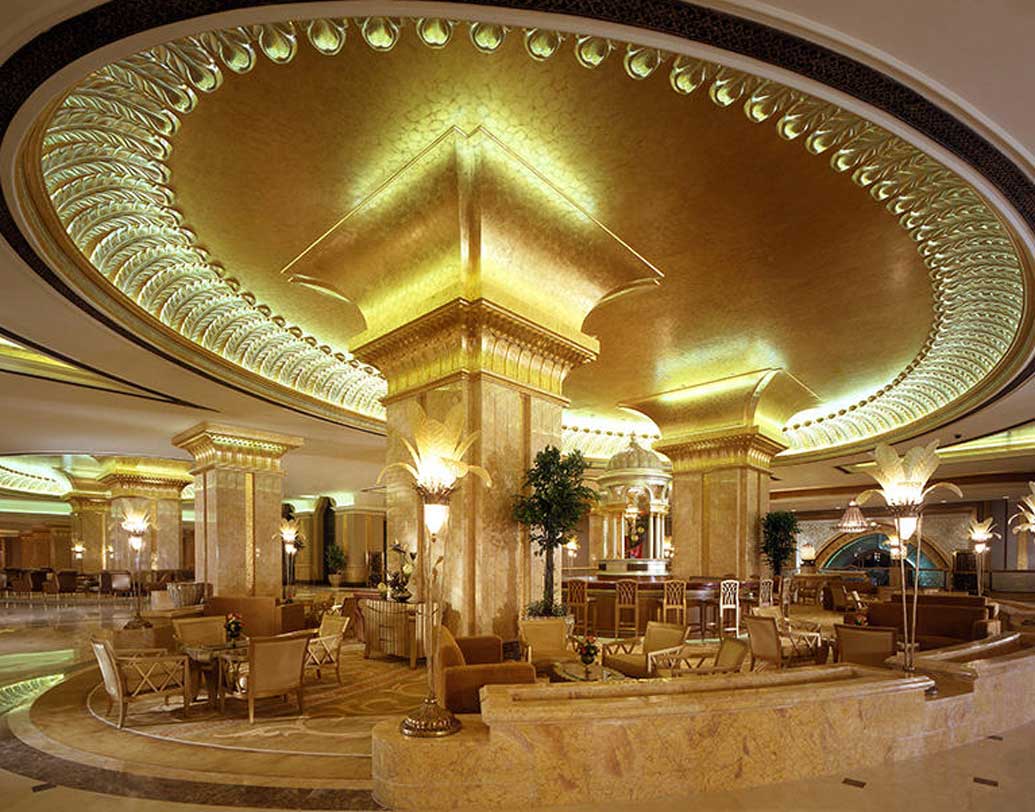 প্রতিদিন চার থেকে ছয় বর্গমিটার সোনার পাতা বদলাচ্ছে কুরিয়াকোসের টিম। প্রতি বছর প্রায় ৯৪ লক্ষ টাকার সোনার পাতার নকশা বসে হোটেলের সিলিংয়ে। বসে রূপোর সিলিংও।