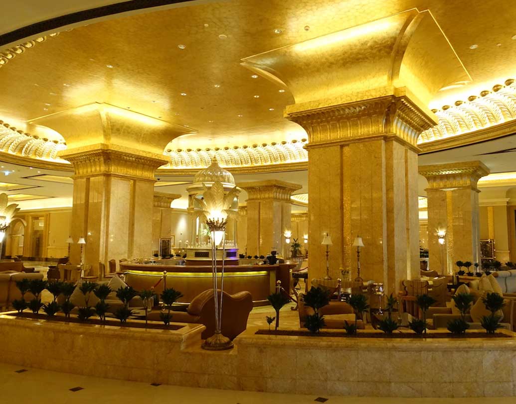 ইতালি থেকে আনা সোনার পাতগুলি থেকে পার্চমেন্ট পাতার মতো পাতলা টুকরো তৈরি করা হয়।