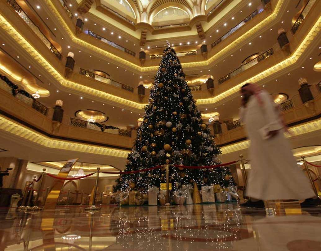 একটা লাল বেস কোটের উপরে এই পাতাগুলি বসানো হয়। বিশেষ আঠা ব্যবহার করা হয়। হাত দিয়েই পাতার আকার দেওয়া হয় পাতগুলিতে। খুব সন্তর্পণে সারতে হয় এই কাজ। তাই সাবধানে আঙুল ব্যবহার করতে হয়।