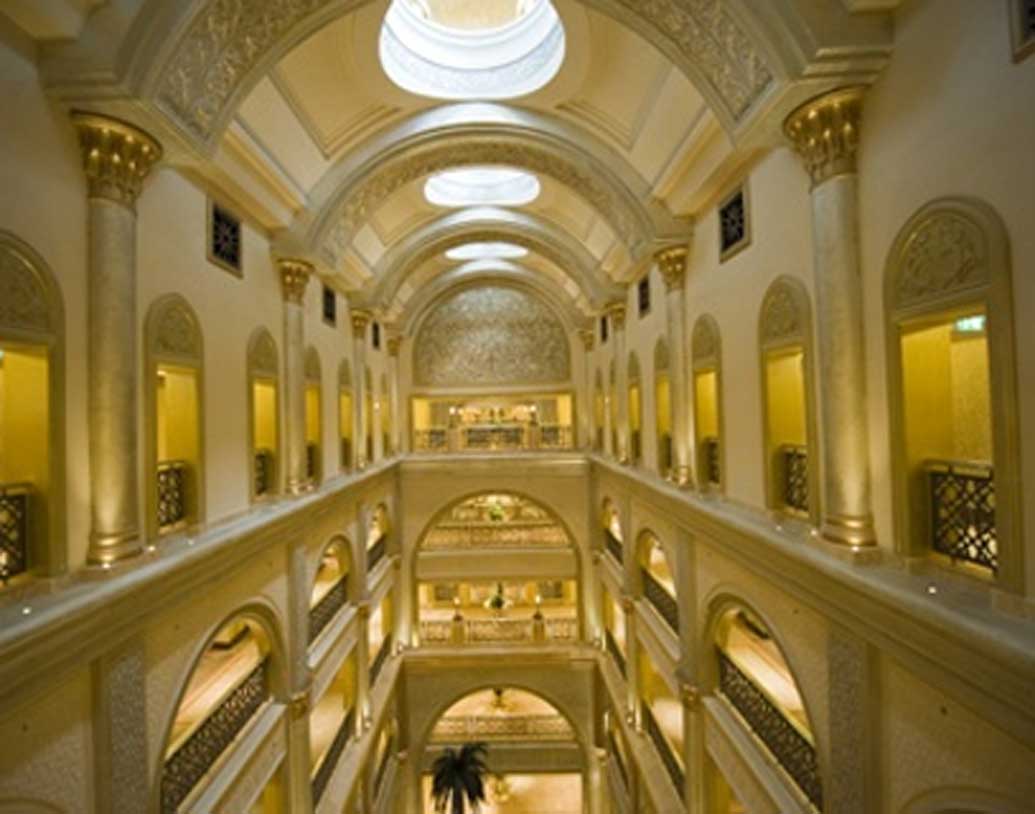 হোটেলটি পূর্ব থেকে পশ্চিমে প্রায় এক কিমি পর্যন্ত বিস্তৃত। তাই এই সোনায় মোড়ার বিষয়টি চলতেই থাকে নিয়মিত।