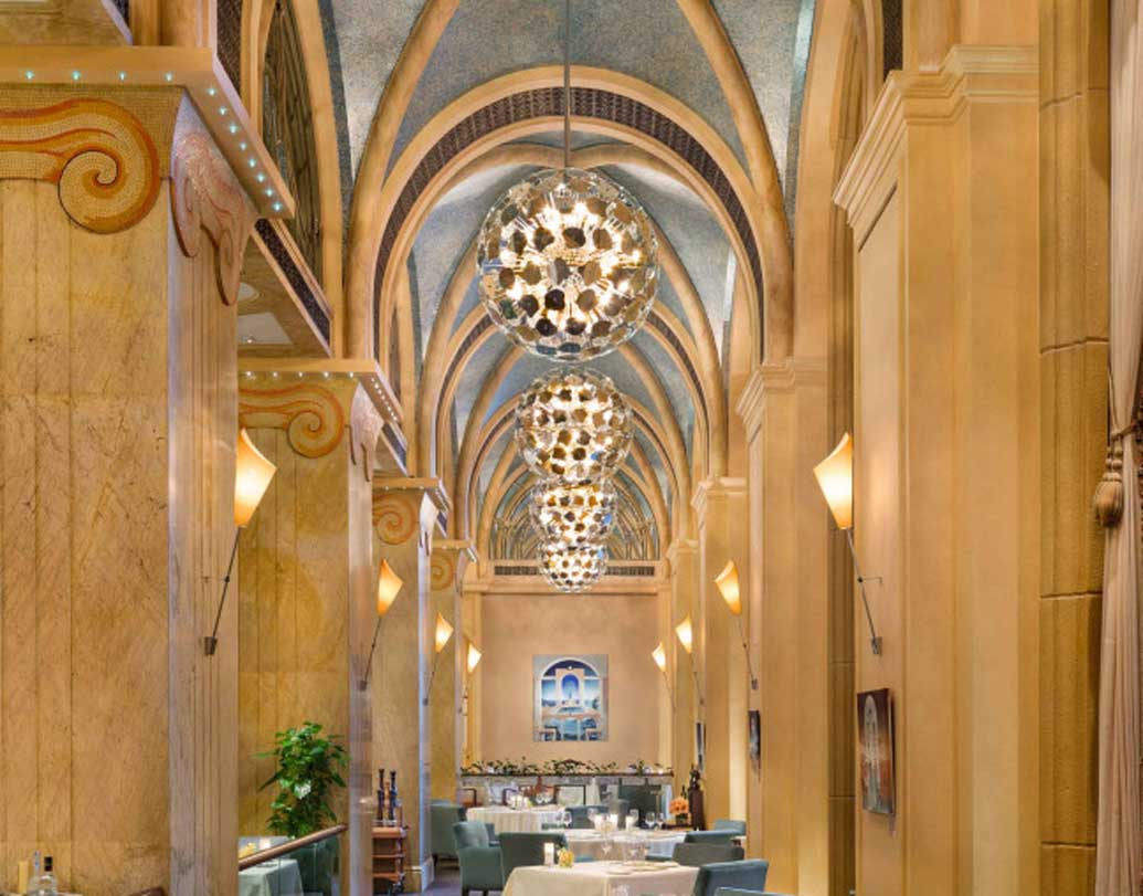 পৃথিবীর আর কোথাও এরকম সোনার পাতায় মোড়া হোটেল সিলিং পাবেন না, দাবি স্থপতির।